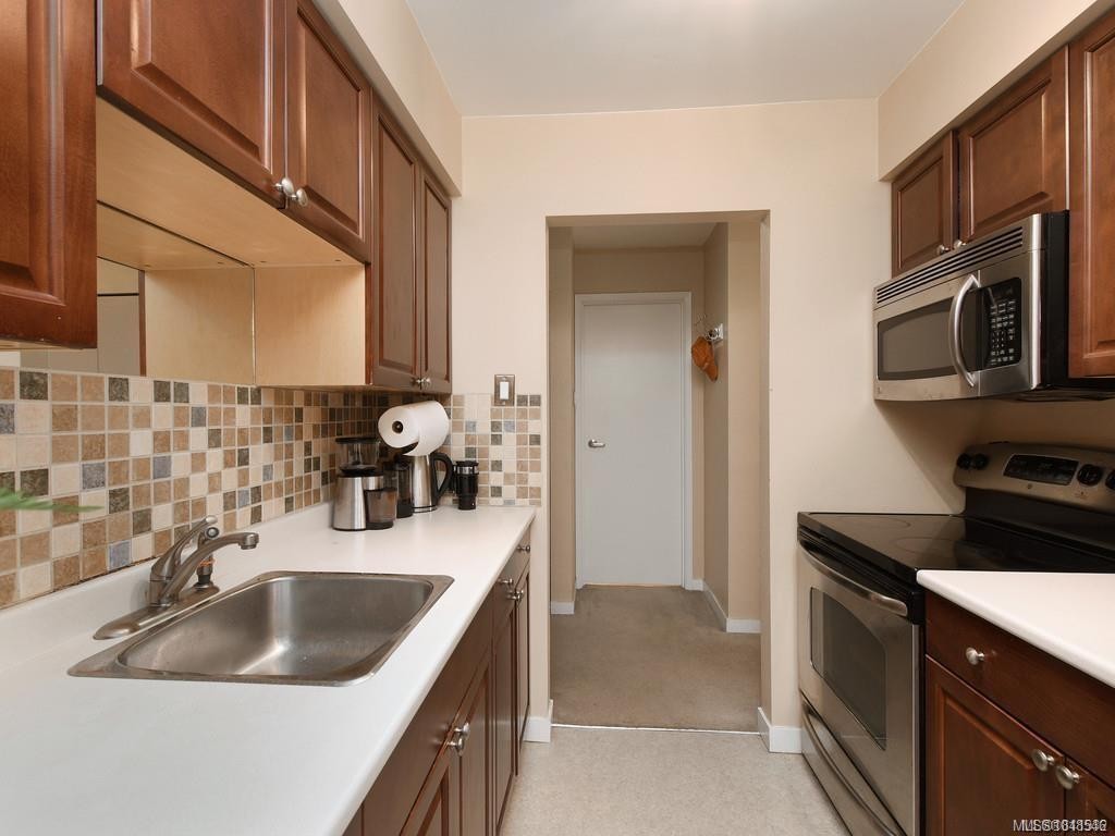303-1597 Midgard Ave, Saanich, BC - Indoor Photo Showing Kitchen