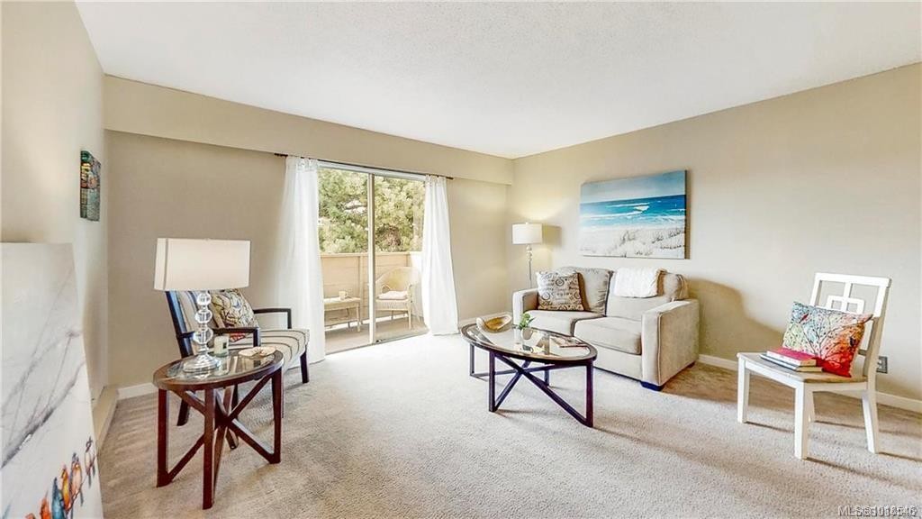 303-1597 Midgard Ave, Saanich, BC - Indoor Photo Showing Living Room