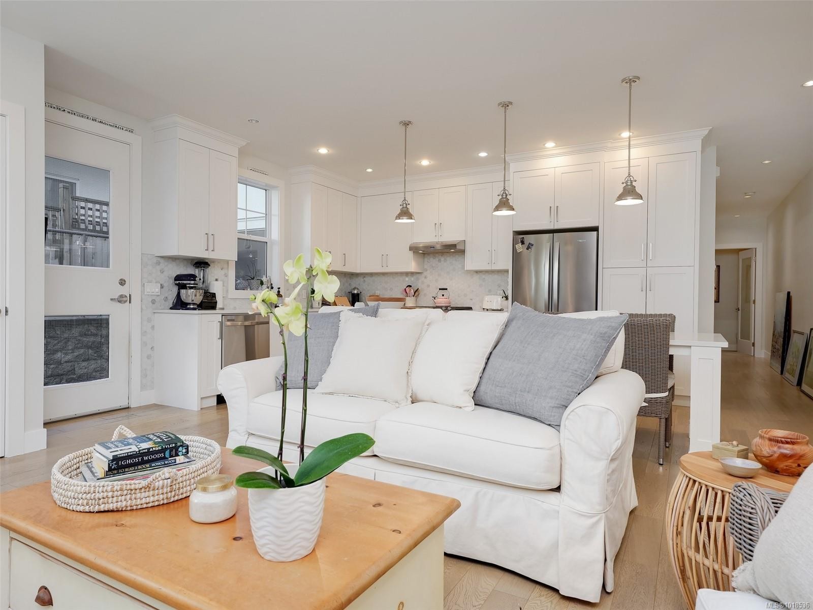 1-1016 Southgate St, Victoria, BC - Indoor Photo Showing Living Room