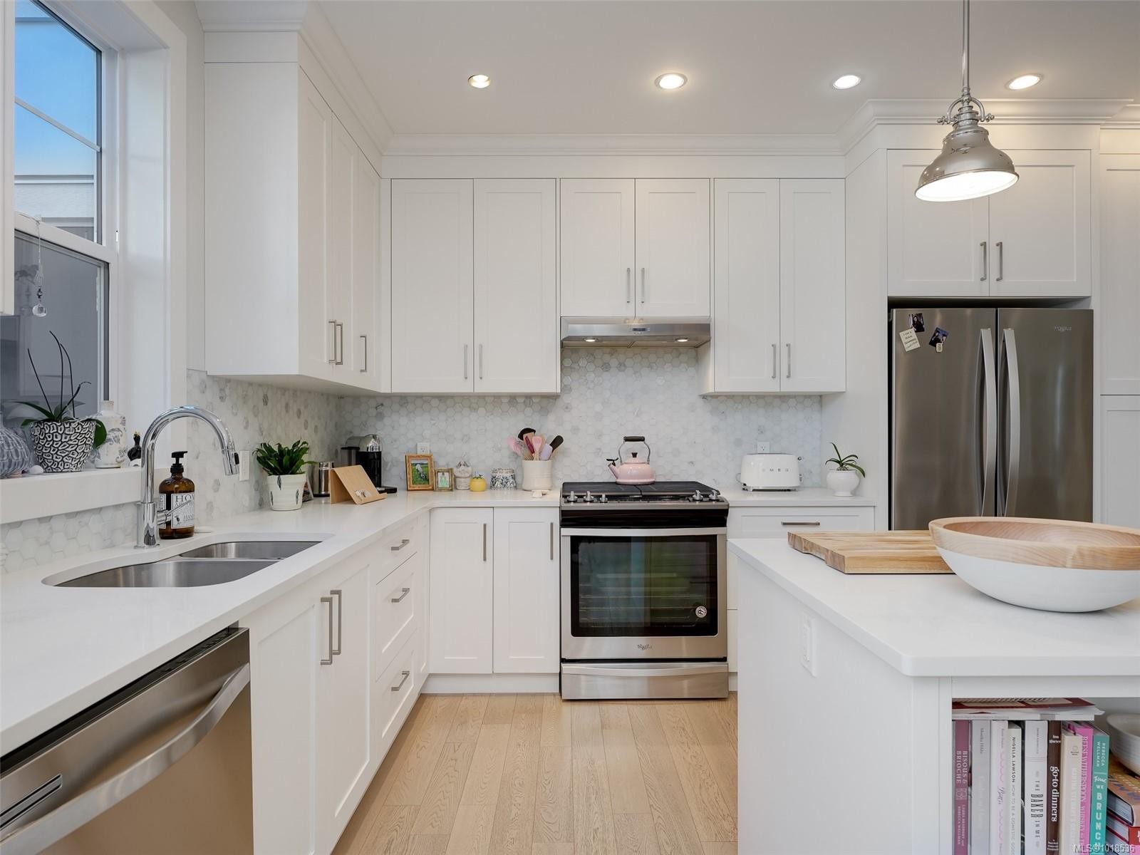 1-1016 Southgate St, Victoria, BC - Indoor Photo Showing Kitchen With Double Sink With Upgraded Kitchen