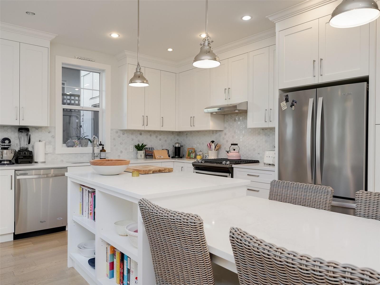 1-1016 Southgate St, Victoria, BC - Indoor Photo Showing Kitchen With Upgraded Kitchen