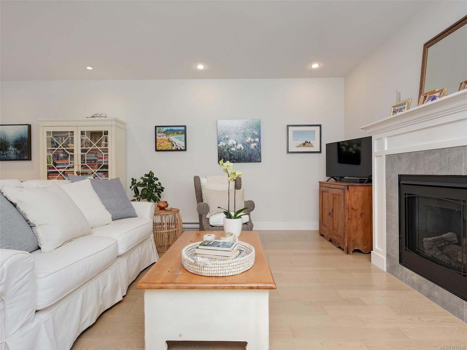 1-1016 Southgate St, Victoria, BC - Indoor Photo Showing Living Room With Fireplace