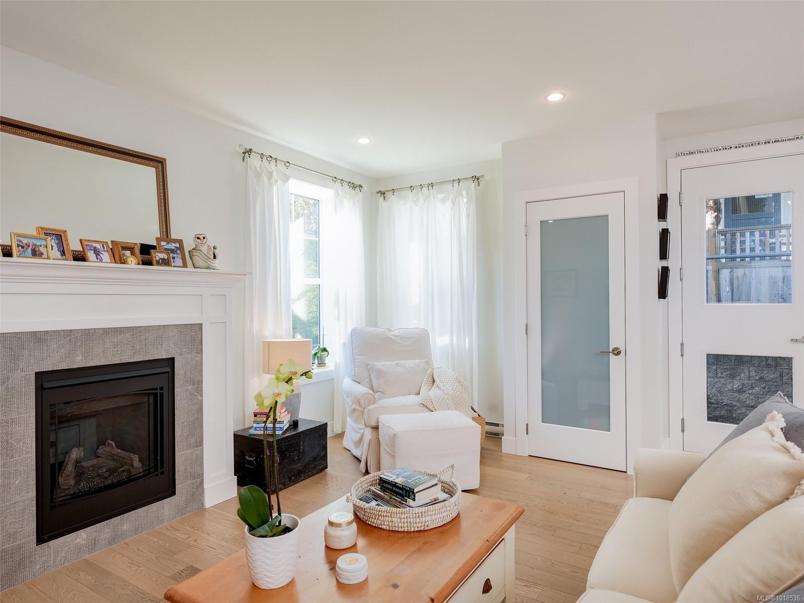 1-1016 Southgate St, Victoria, BC - Indoor Photo Showing Living Room With Fireplace