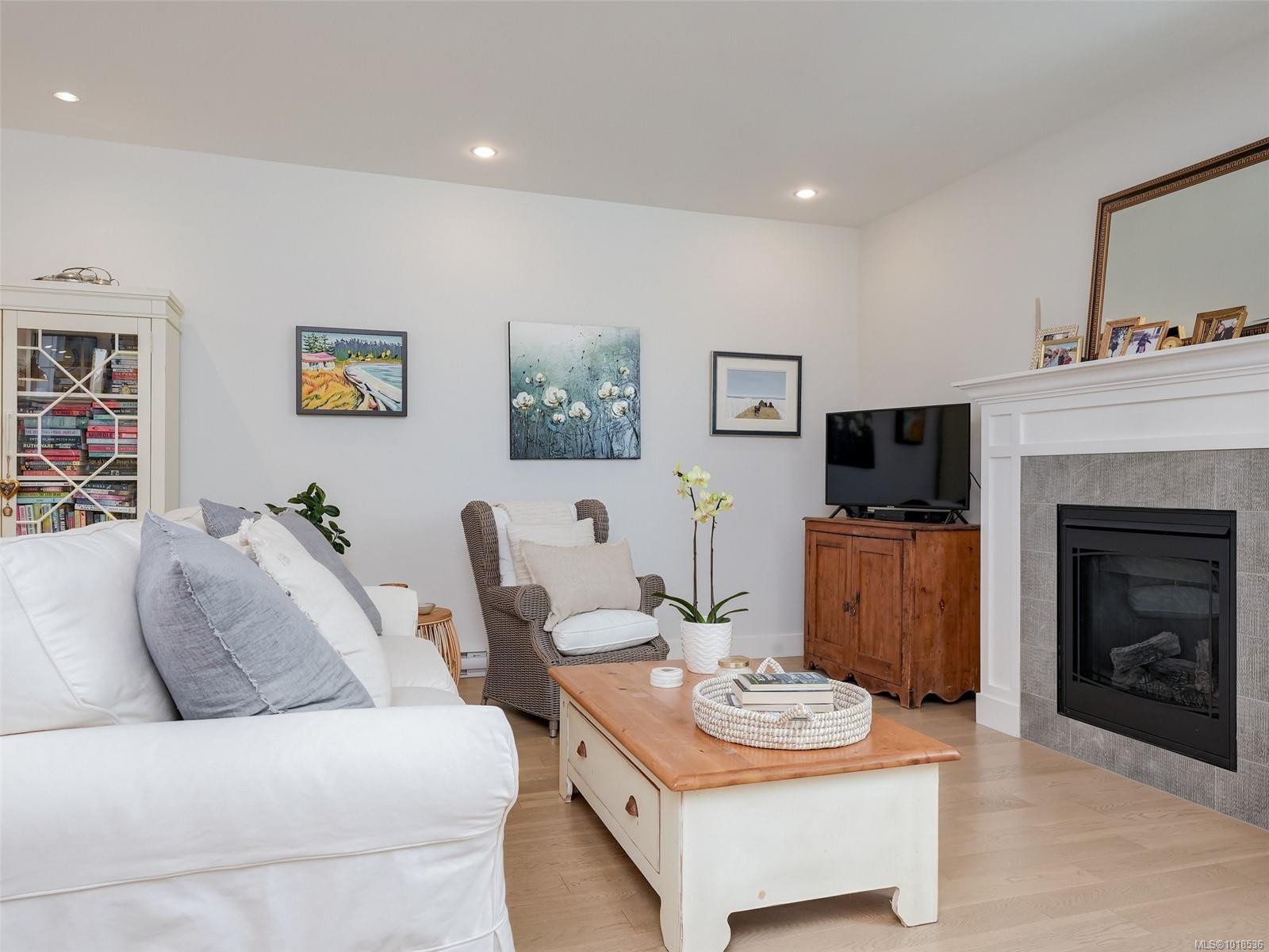 1-1016 Southgate St, Victoria, BC - Indoor Photo Showing Living Room With Fireplace