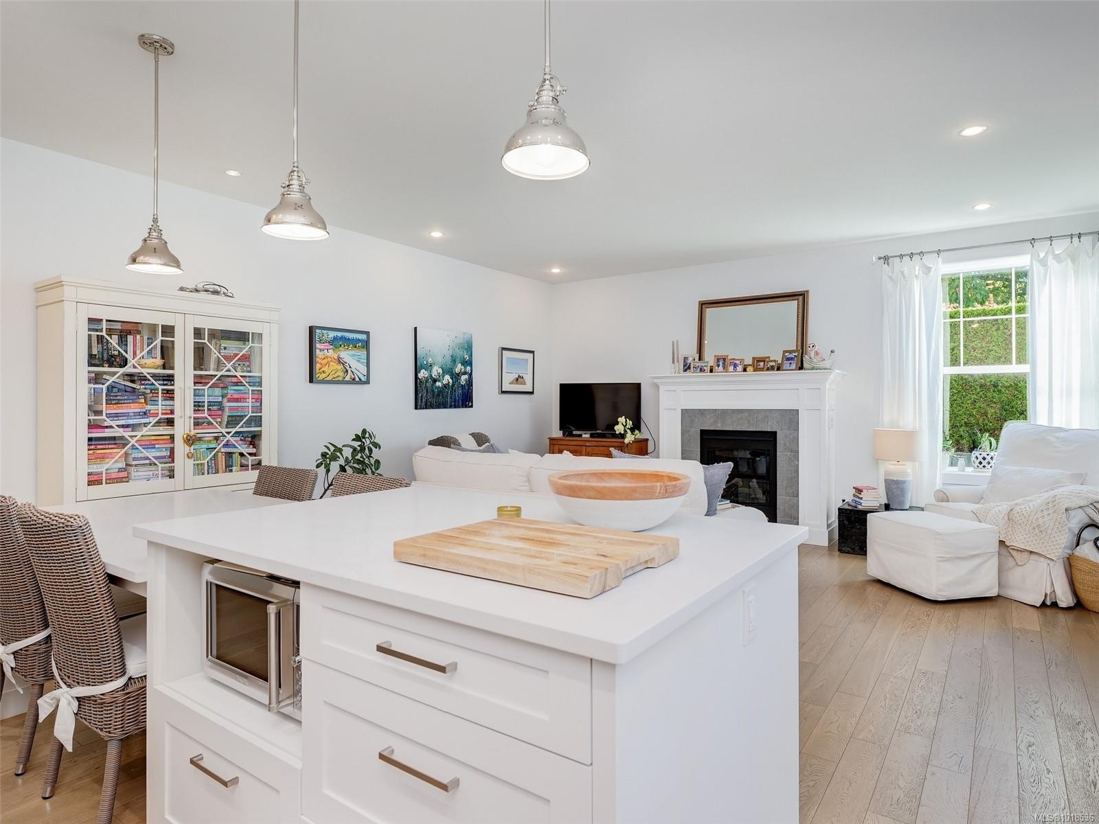 1-1016 Southgate St, Victoria, BC - Indoor Photo Showing Other Room With Fireplace