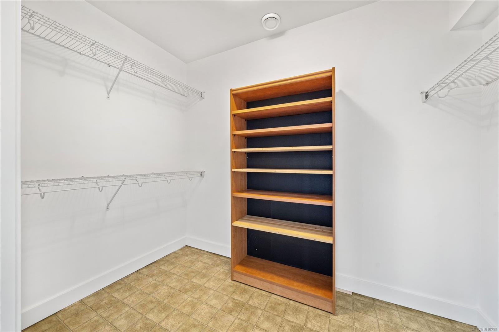 410-1315 Esquimalt Rd, Esquimalt, BC - Indoor With Storage