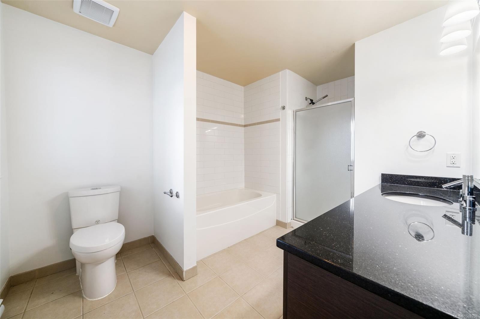 410-1315 Esquimalt Rd, Esquimalt, BC - Indoor Photo Showing Bathroom