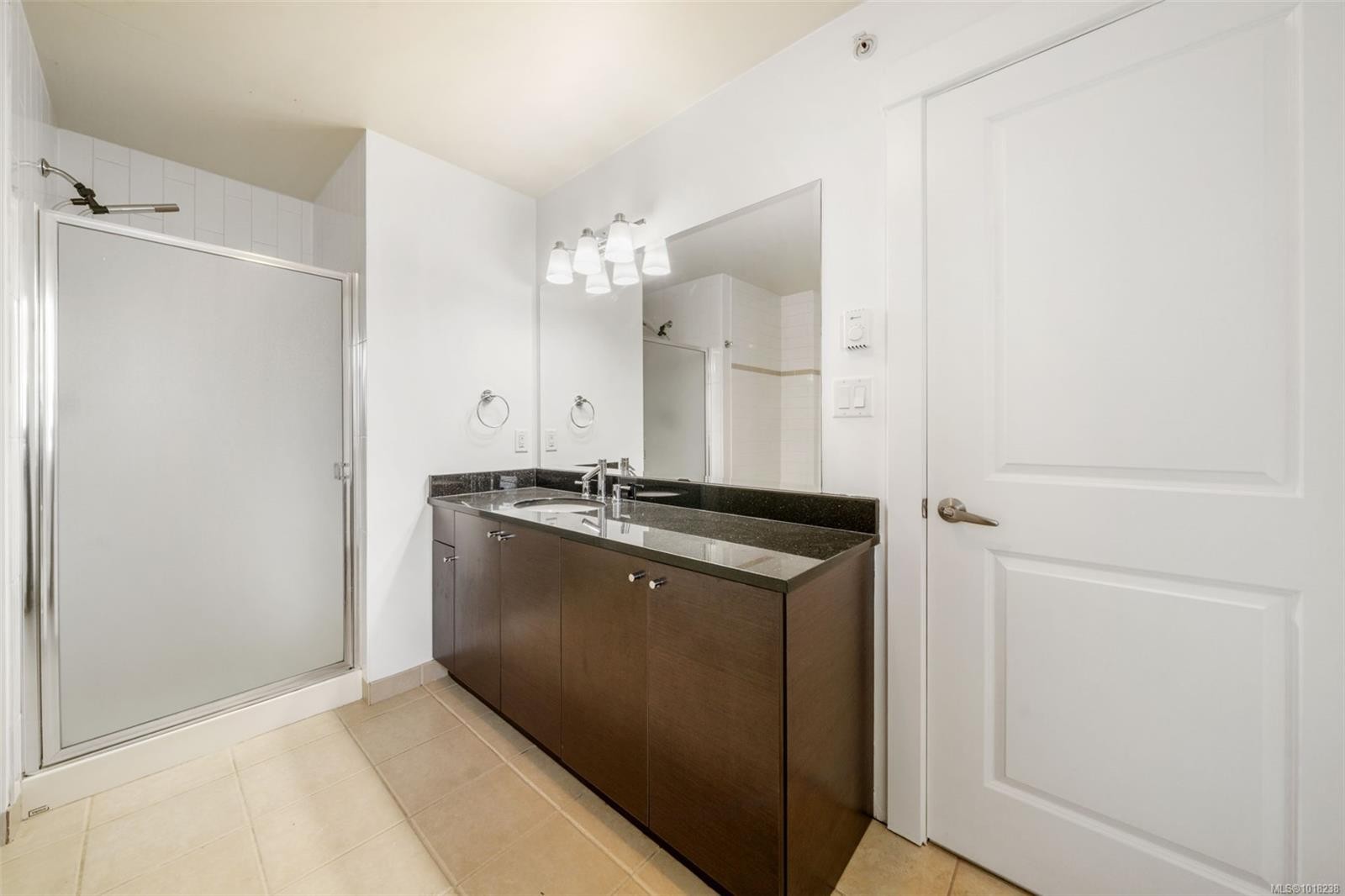410-1315 Esquimalt Rd, Esquimalt, BC - Indoor Photo Showing Bathroom