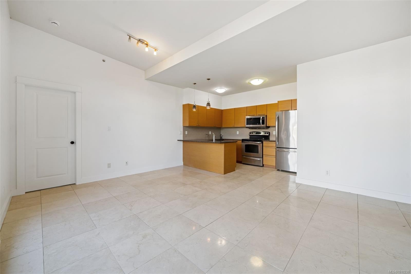 410-1315 Esquimalt Rd, Esquimalt, BC - Indoor Photo Showing Kitchen