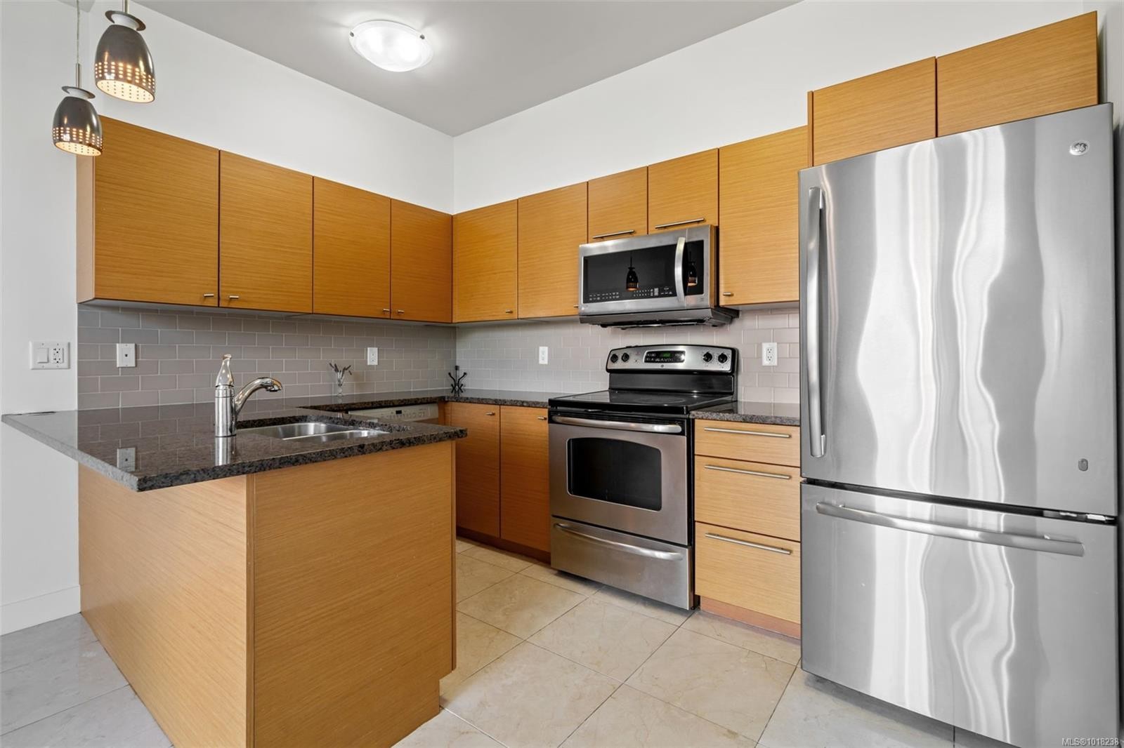 410-1315 Esquimalt Rd, Esquimalt, BC - Indoor Photo Showing Kitchen