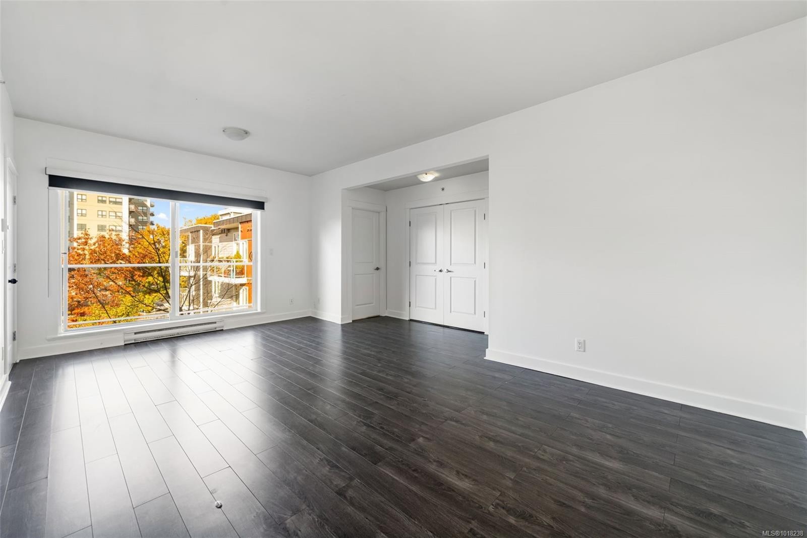 410-1315 Esquimalt Rd, Esquimalt, BC - Indoor Photo Showing Living Room