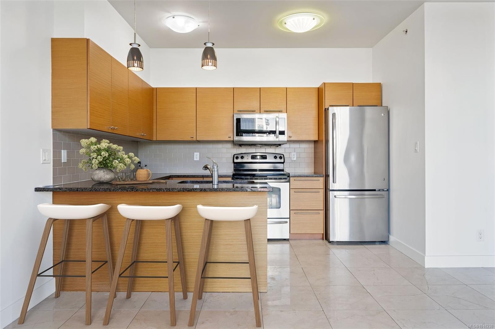 410-1315 Esquimalt Rd, Esquimalt, BC - Indoor Photo Showing Kitchen