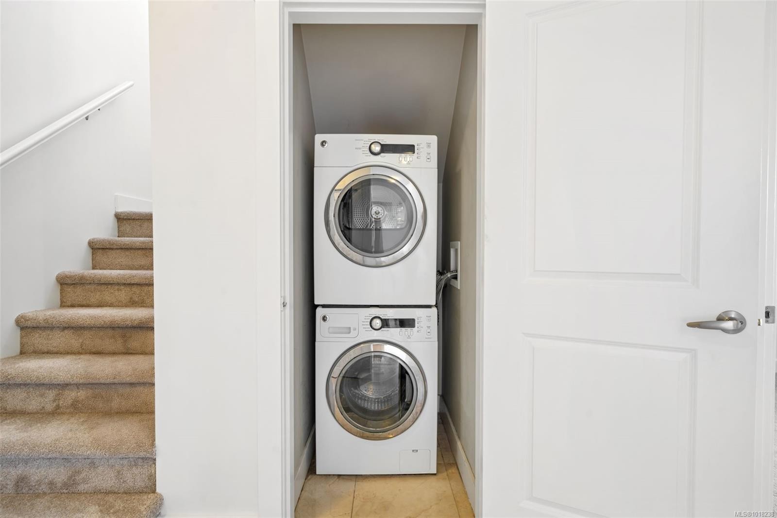 410-1315 Esquimalt Rd, Esquimalt, BC - Indoor Photo Showing Laundry Room