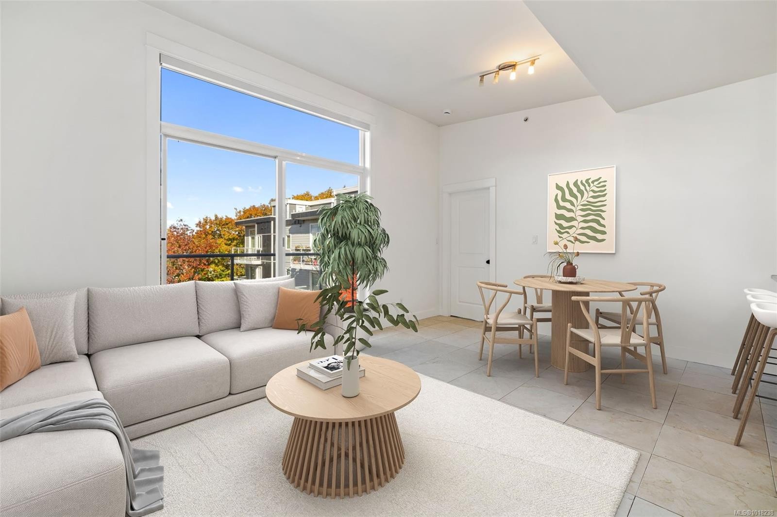 410-1315 Esquimalt Rd, Esquimalt, BC - Indoor Photo Showing Living Room