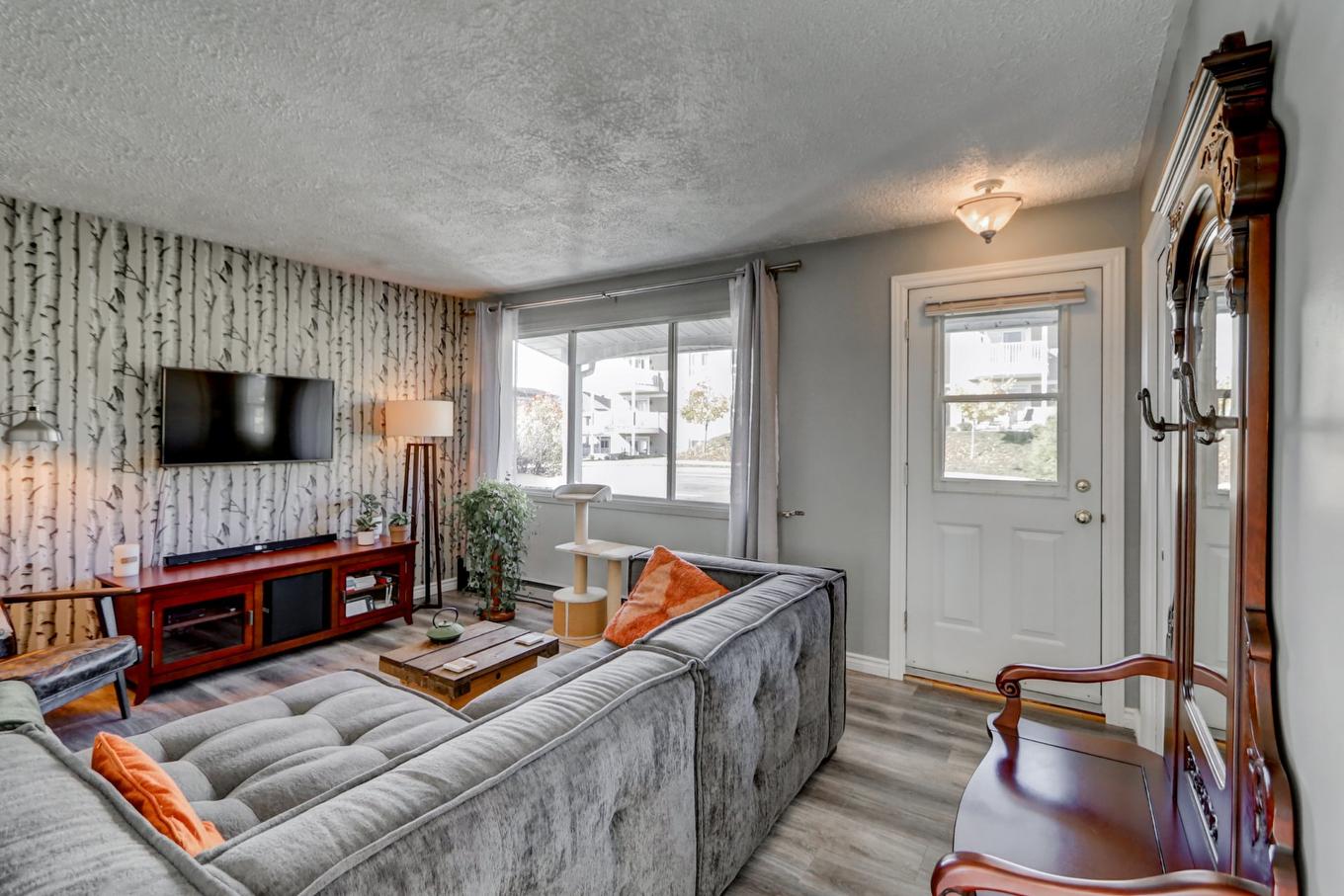 Living room - 116 Rue Thibodeau, Sainte-Agathe-Des-Monts, QC - Indoor Photo Showing Living Room