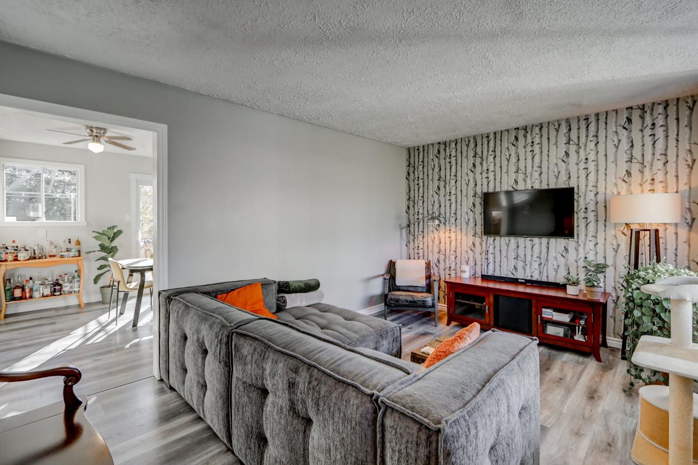 Living room - 116 Rue Thibodeau, Sainte-Agathe-Des-Monts, QC - Indoor Photo Showing Living Room