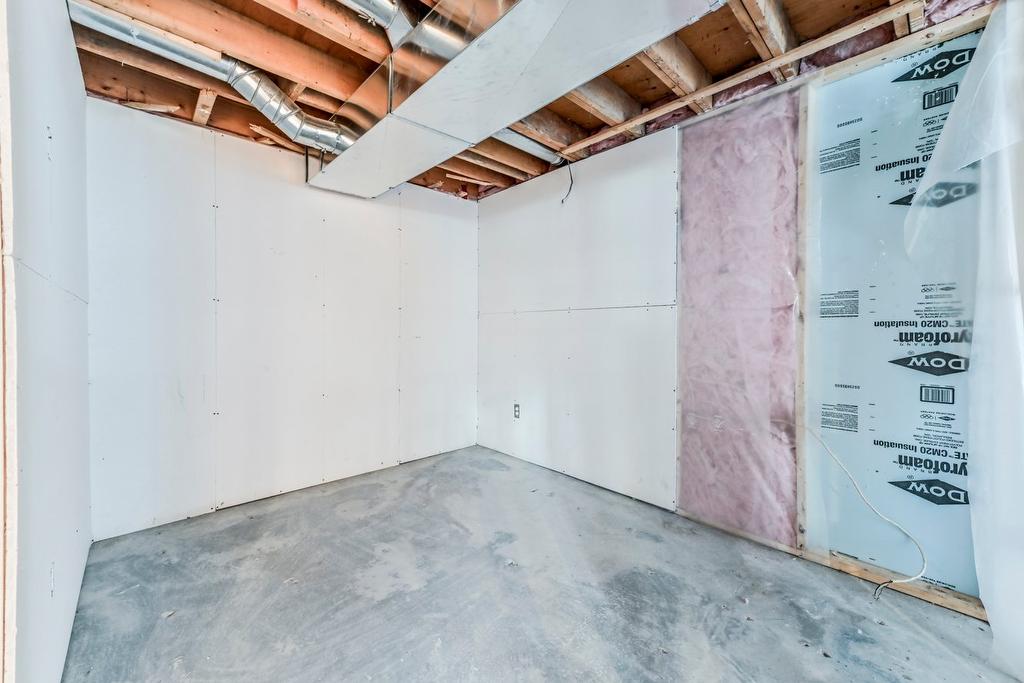 Office - 201 Rue Geoffrion, Varennes, QC - Indoor Photo Showing Basement