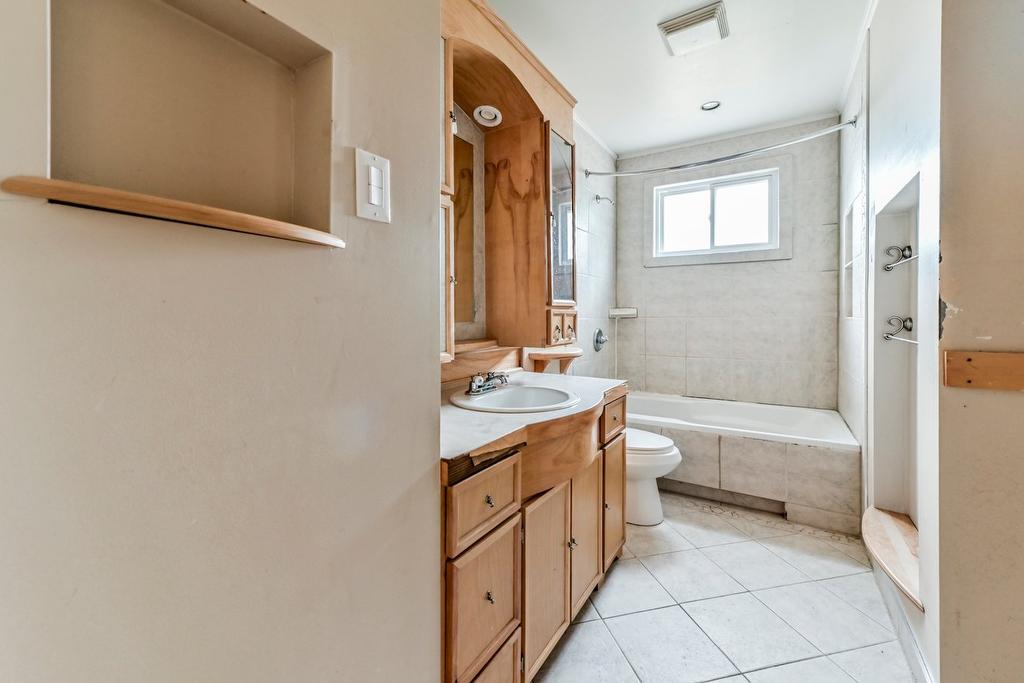 Bathroom - 201 Rue Geoffrion, Varennes, QC - Indoor Photo Showing Bathroom