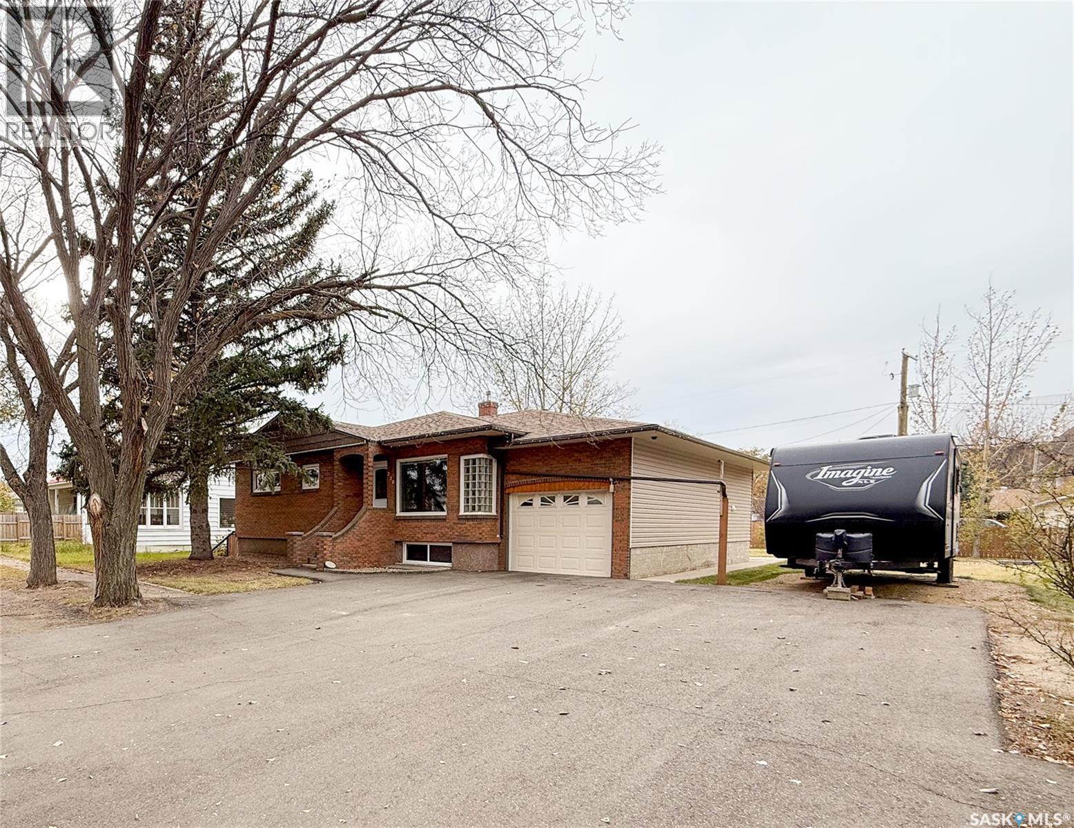 220 1St Street W, Ponteix, SK - Outdoor