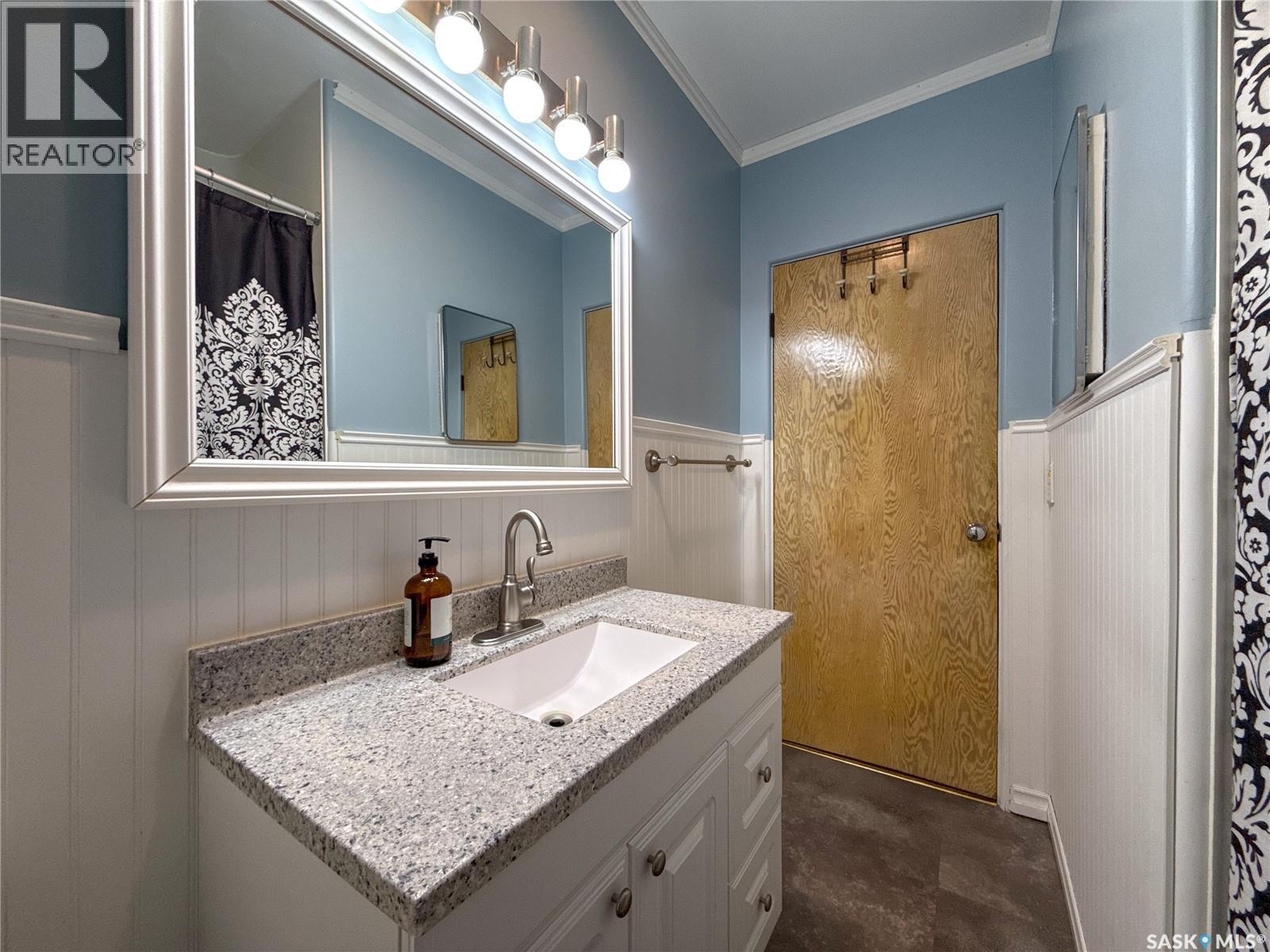 220 1St Street W, Ponteix, SK - Indoor Photo Showing Bathroom