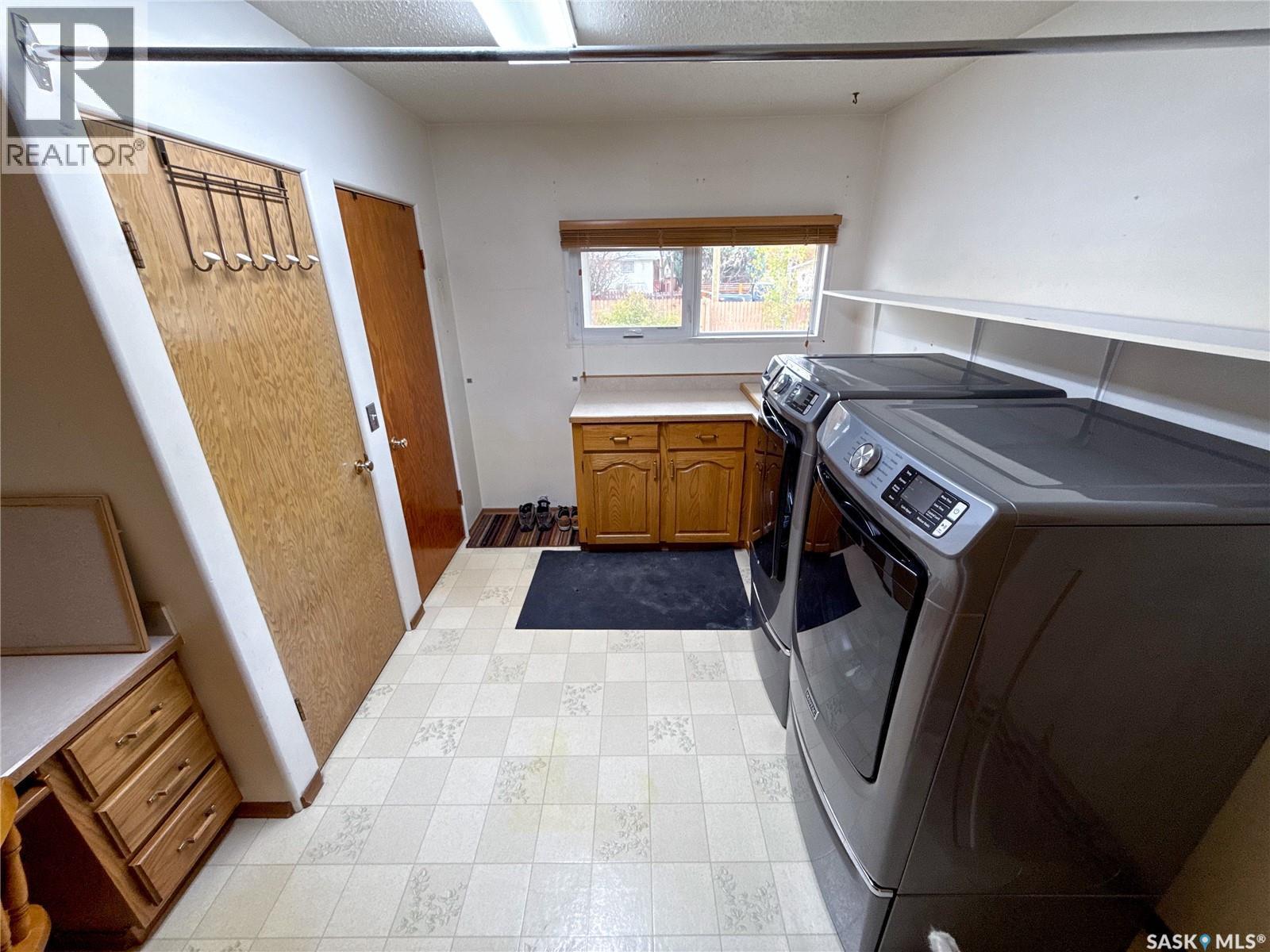 220 1St Street W, Ponteix, SK - Indoor Photo Showing Laundry Room