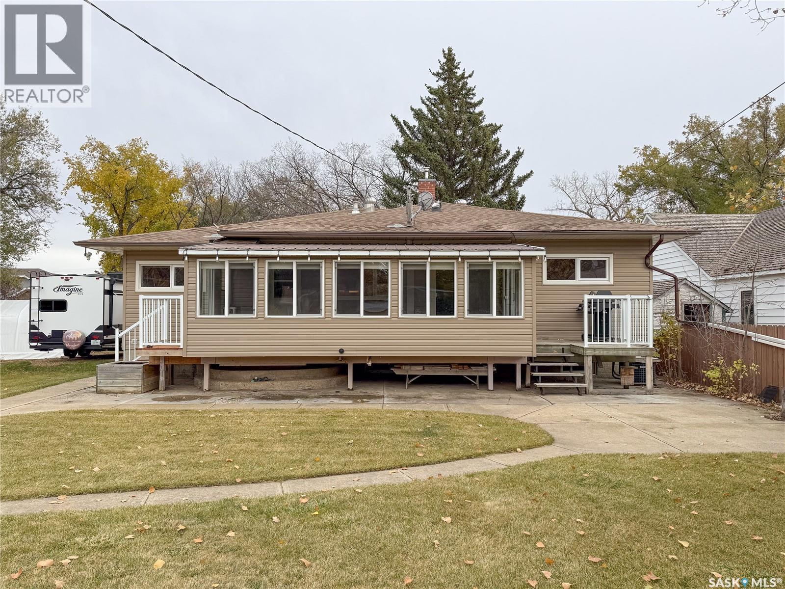 220 1St Street W, Ponteix, SK - Outdoor