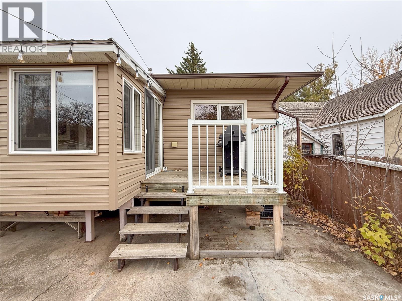 220 1St Street W, Ponteix, SK - Outdoor