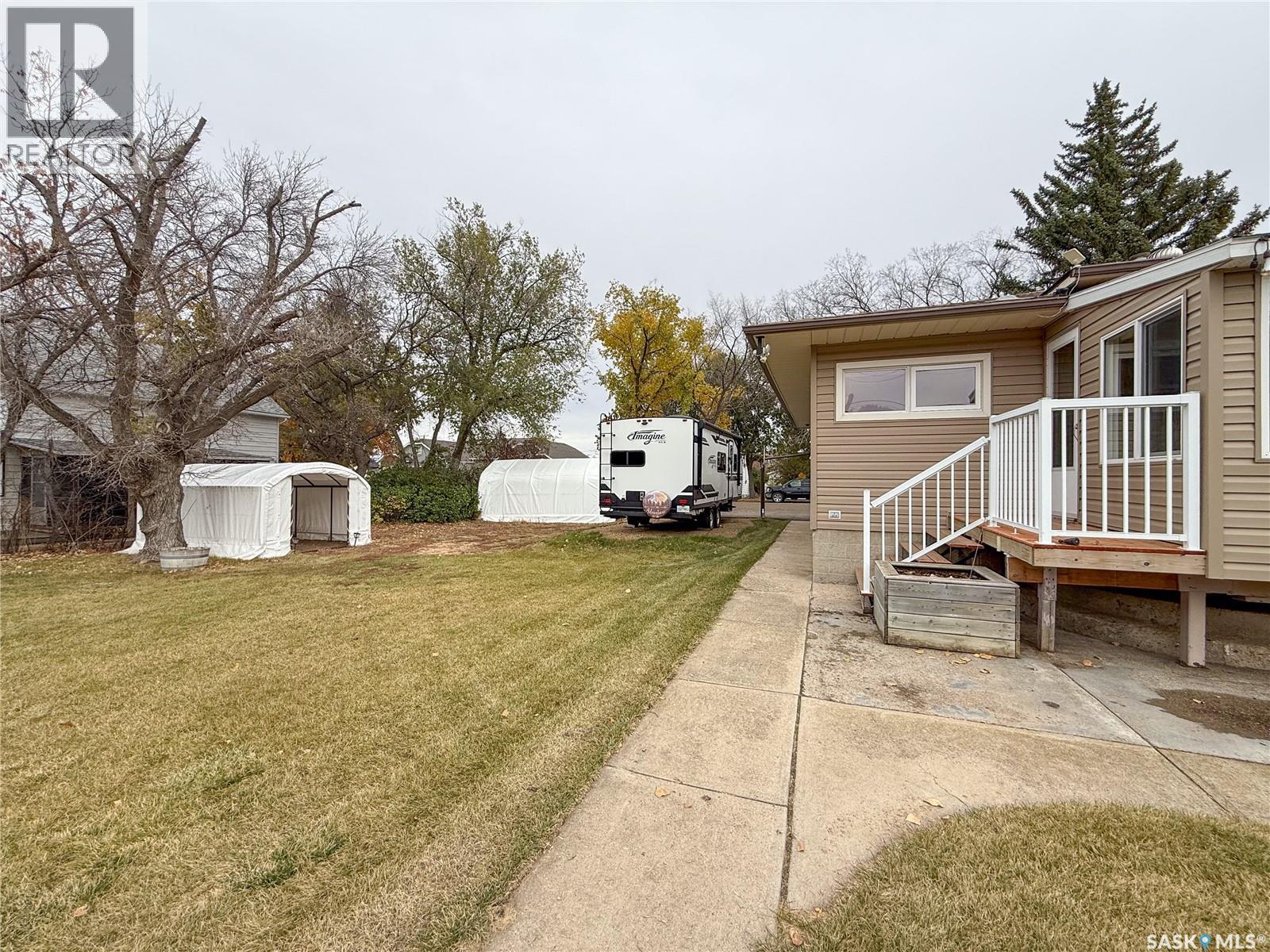 220 1St Street W, Ponteix, SK - Outdoor