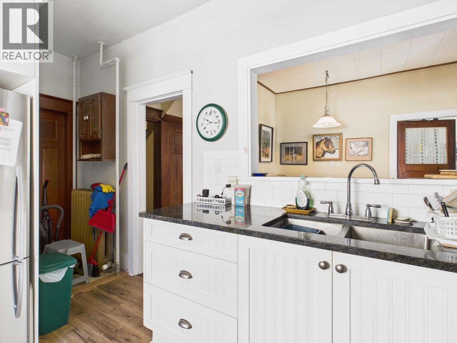 555 School Avenue, Oliver, BC - Indoor Photo Showing Kitchen