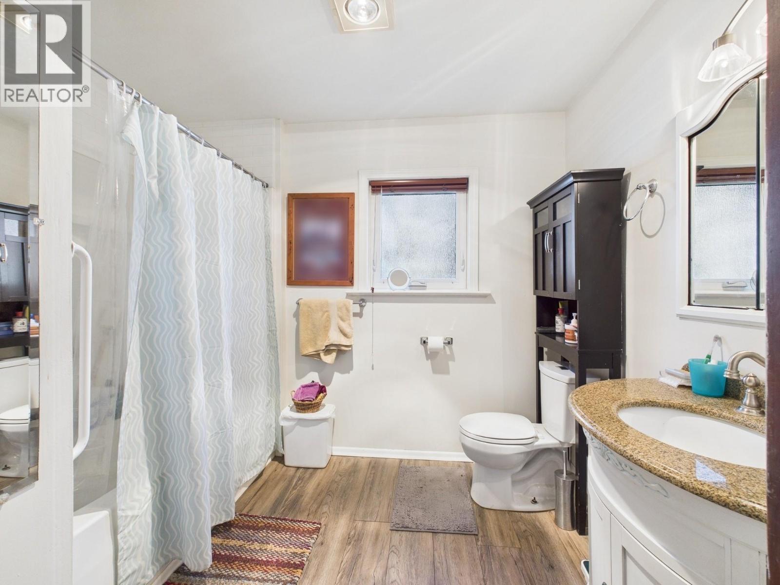 555 School Avenue, Oliver, BC - Indoor Photo Showing Bathroom