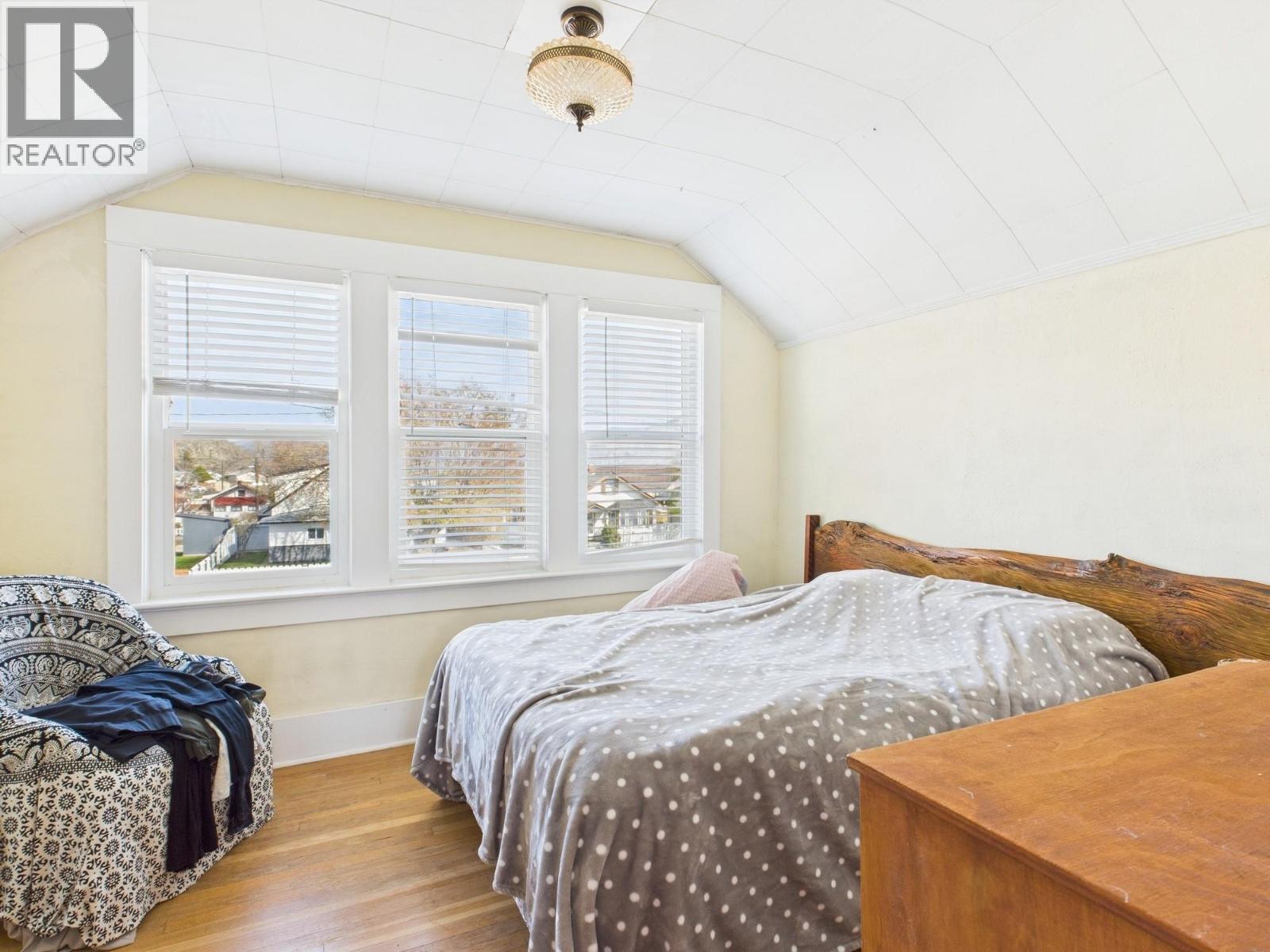 555 School Avenue, Oliver, BC - Indoor Photo Showing Bedroom