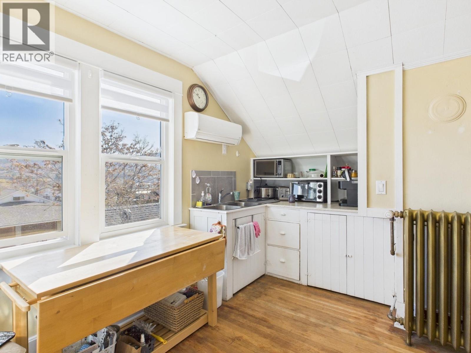 555 School Avenue, Oliver, BC - Indoor Photo Showing Kitchen With Double Sink