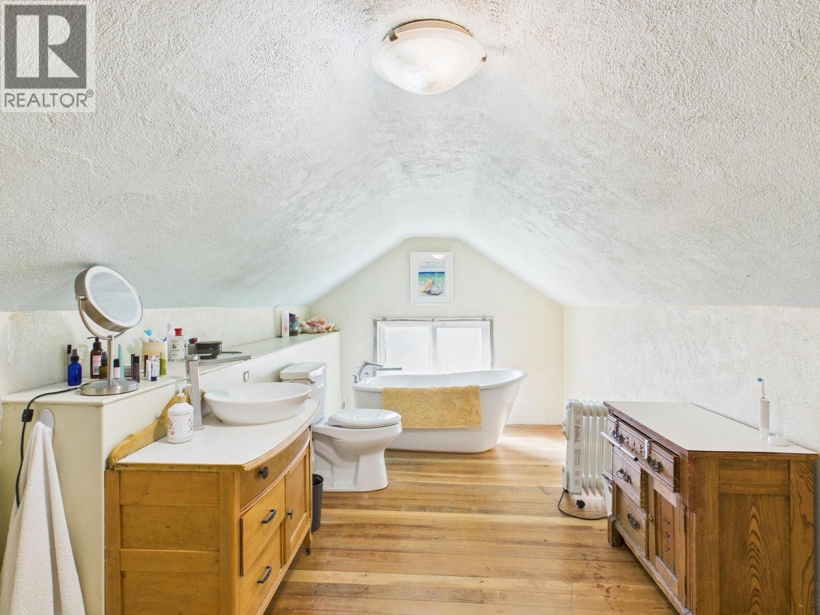 555 School Avenue, Oliver, BC - Indoor Photo Showing Bathroom