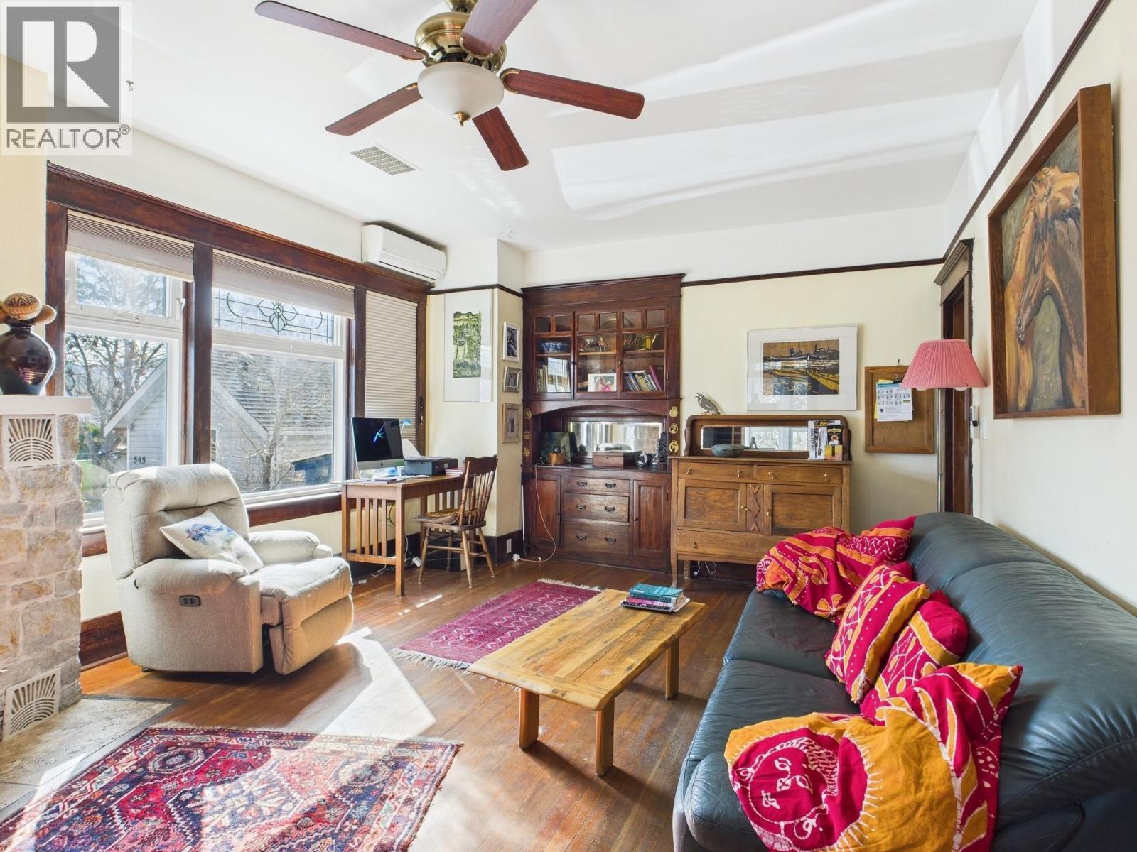 555 School Avenue, Oliver, BC - Indoor Photo Showing Living Room