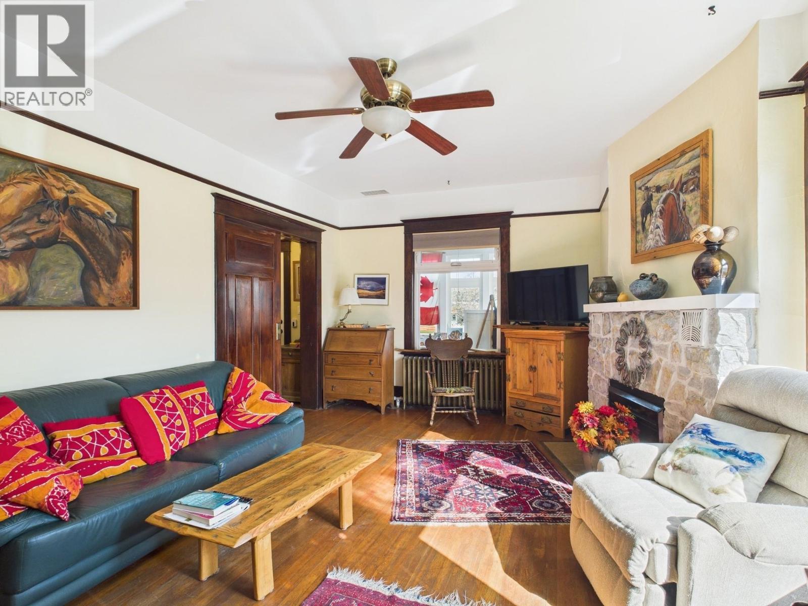 555 School Avenue, Oliver, BC - Indoor Photo Showing Living Room With Fireplace