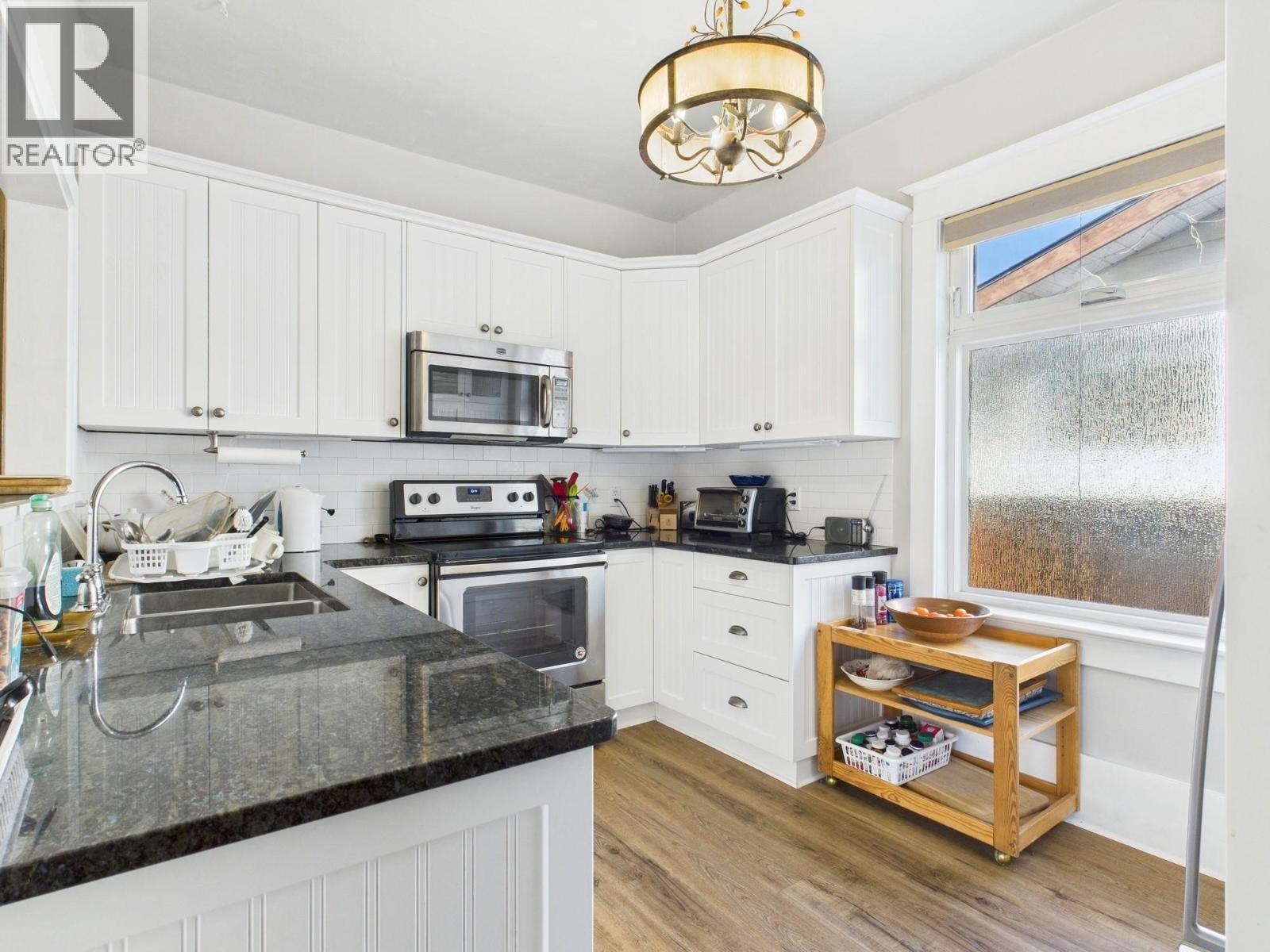 555 School Avenue, Oliver, BC - Indoor Photo Showing Kitchen With Double Sink