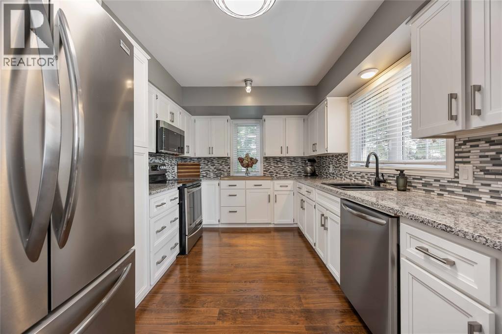 1520 Venetian Boulevard Unit# M101, Point Edward, ON - Indoor Photo Showing Kitchen With Upgraded Kitchen