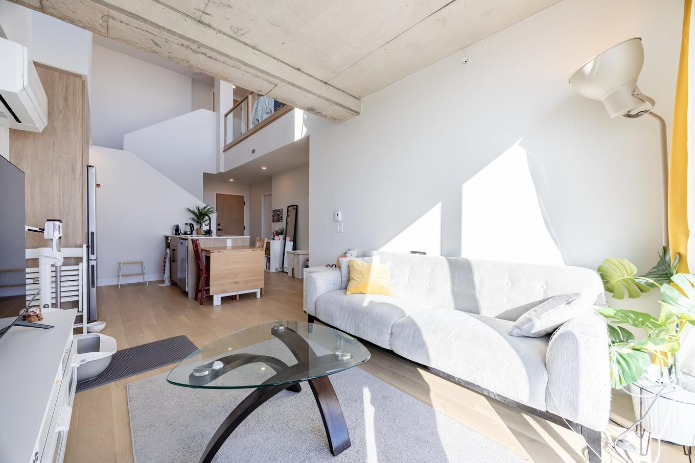 Salon - 1114-5605 Av. Pierre-De Coubertin, Montréal (Mercier/Hochelaga-Maisonneuve), QC - Indoor