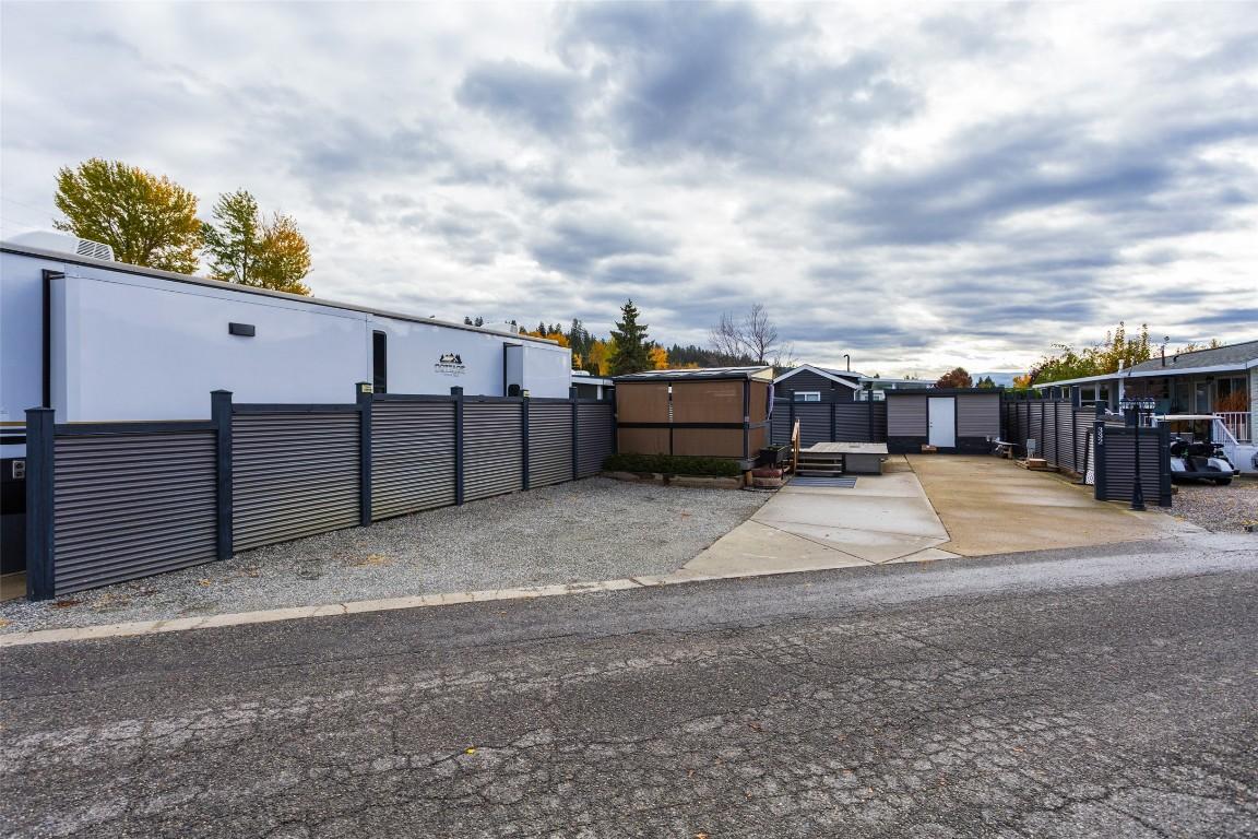 332-415 Commonwealth Road, Kelowna, BC - Outdoor