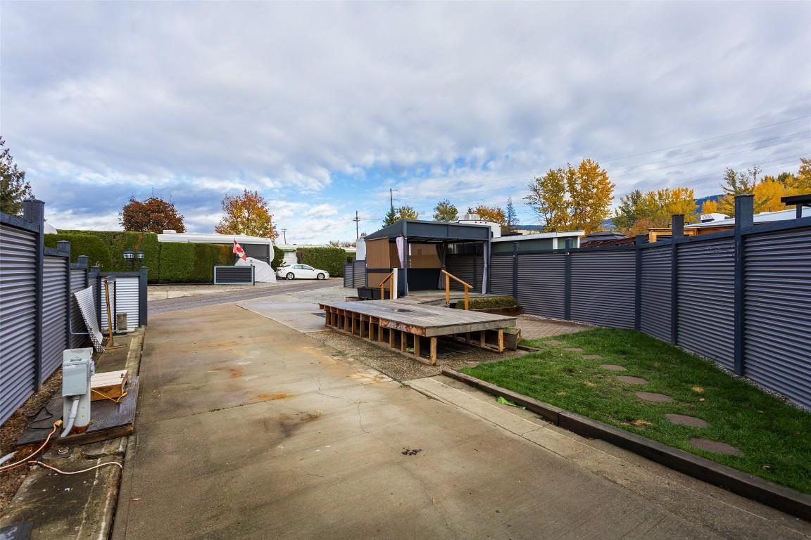 332-415 Commonwealth Road, Kelowna, BC - Outdoor