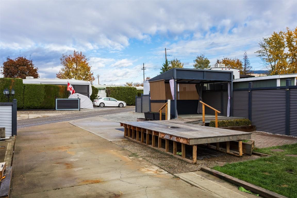 332-415 Commonwealth Road, Kelowna, BC - Outdoor