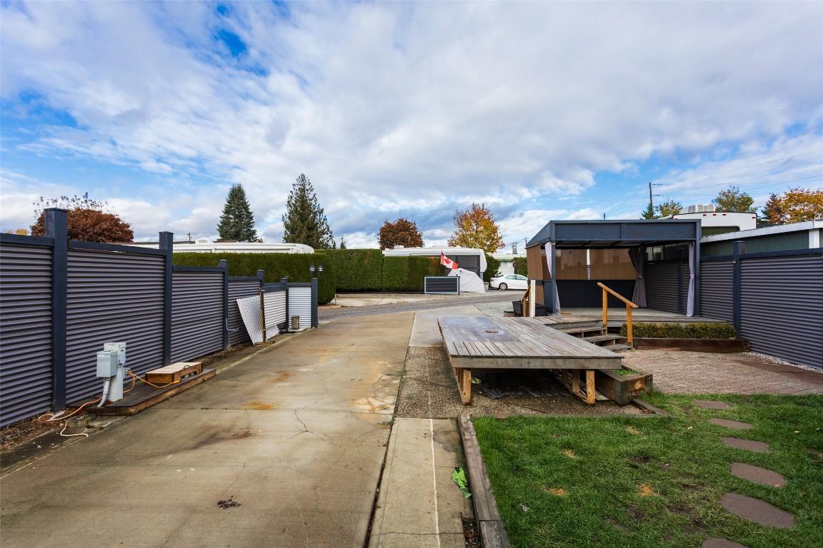 332-415 Commonwealth Road, Kelowna, BC - Outdoor