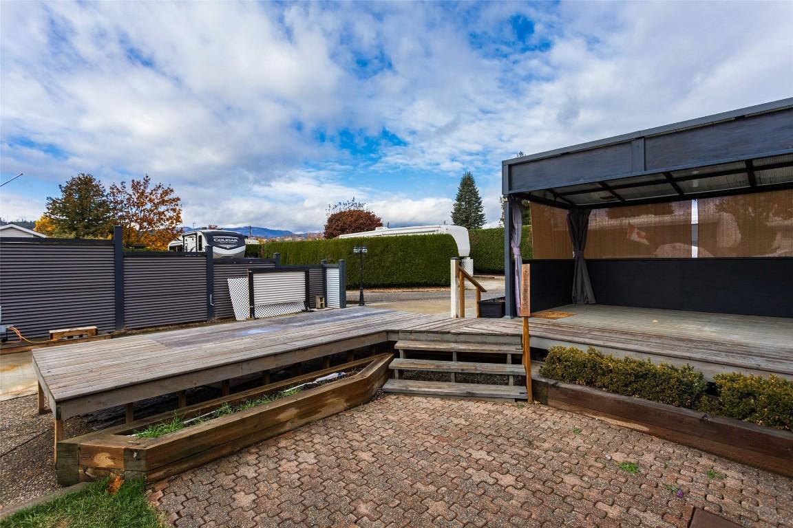 332-415 Commonwealth Road, Kelowna, BC - Outdoor