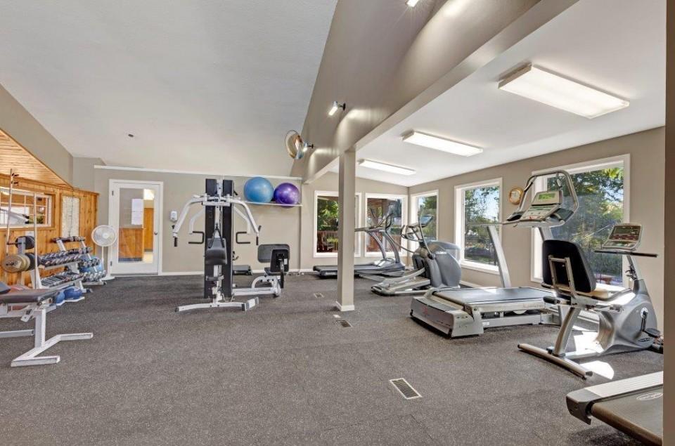 332-415 Commonwealth Road, Kelowna, BC - Indoor Photo Showing Gym Room