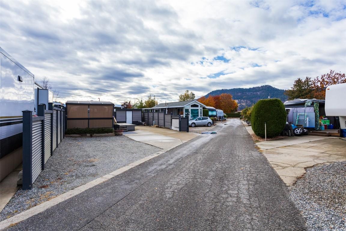 332-415 Commonwealth Road, Kelowna, BC - Outdoor