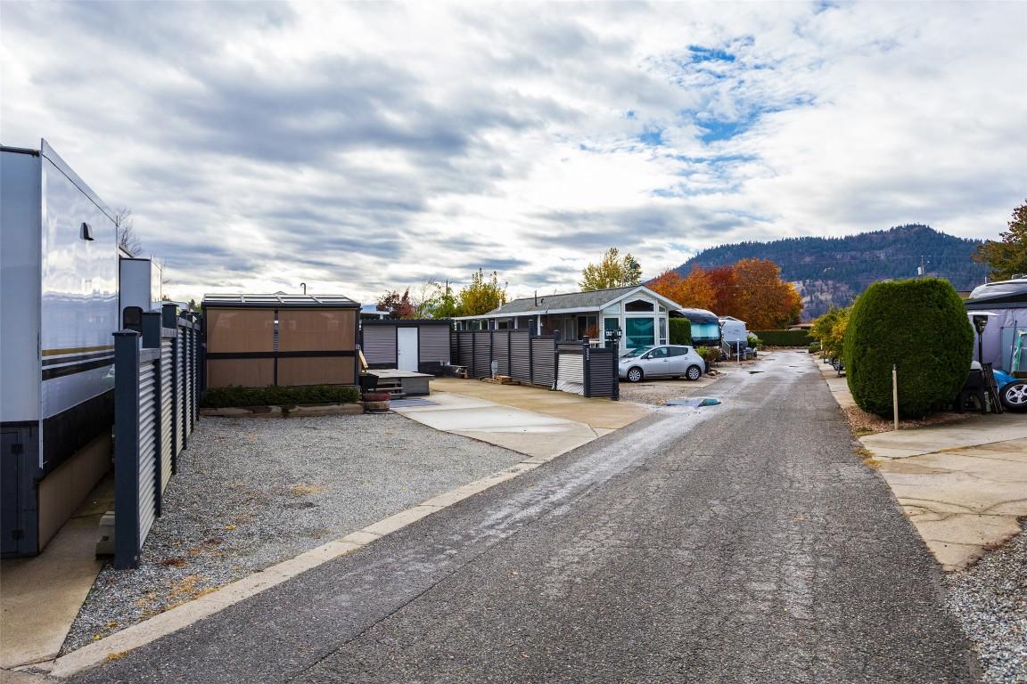 332-415 Commonwealth Road, Kelowna, BC - Outdoor
