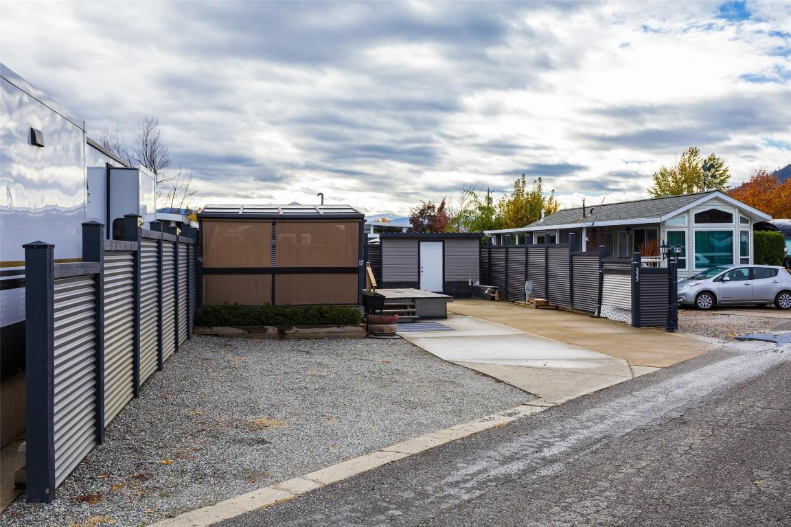 332-415 Commonwealth Road, Kelowna, BC - Outdoor