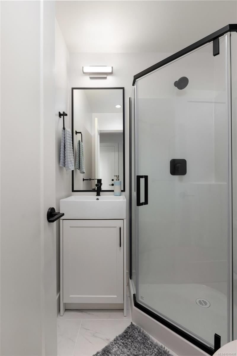 9-10145 Fifth St, Sidney, BC