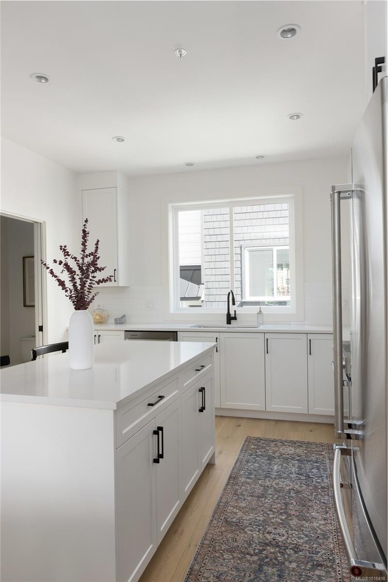 9-10145 Fifth St, Sidney, BC