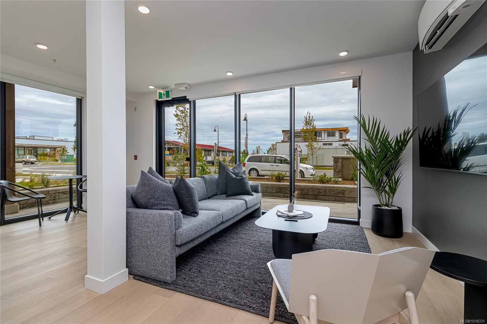 312-3564B Ryder Hesjedal Way, Colwood, BC - Indoor Photo Showing Living Room